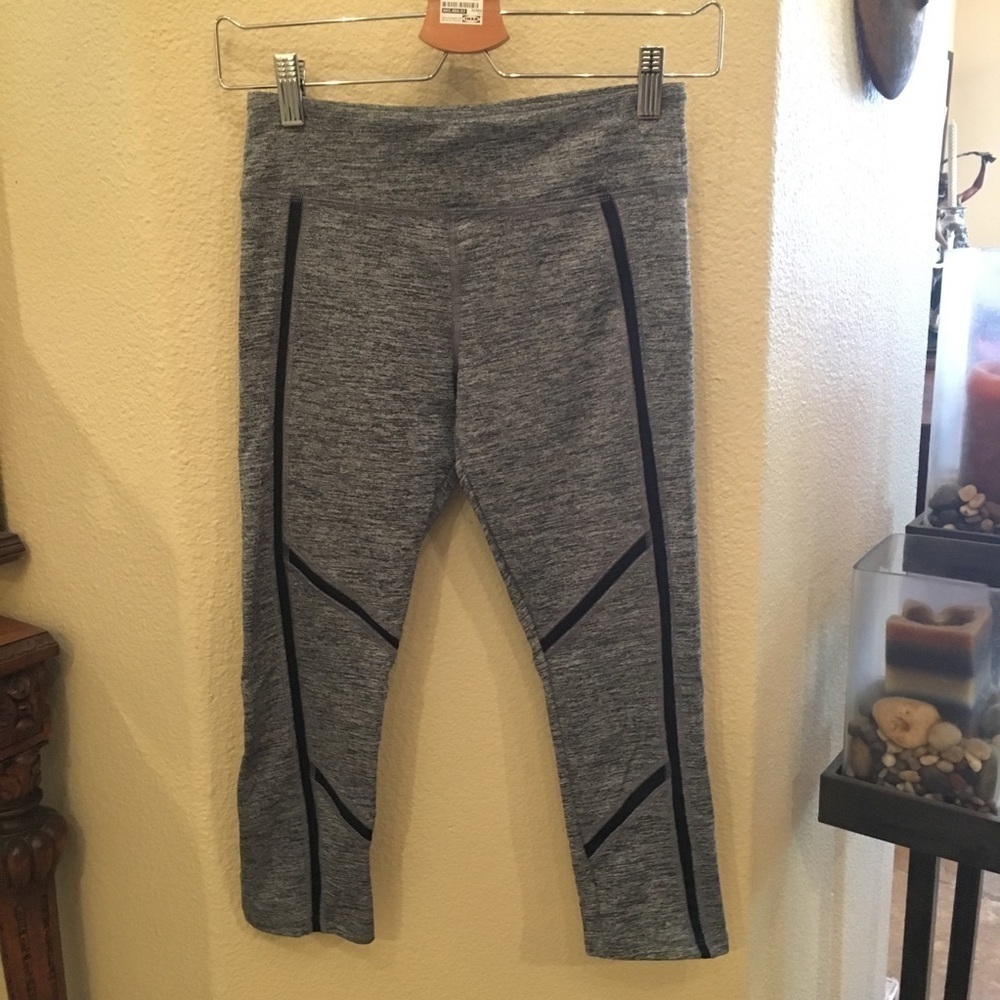 FOREVER 21 Gray/Black Crop Leggings Size Xsmall